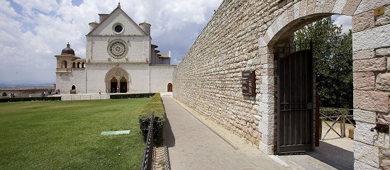 Cosa vedere ad Assisi in due giorni: la Basilica di San Francesco vista dal Bosco