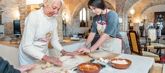preparazione di pasta fatta in casa durante una Cooking Class ad Assisi